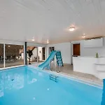 Large Pool House For 20 People, Where Hunting Is Allowed In The Adjacent Forest Brande