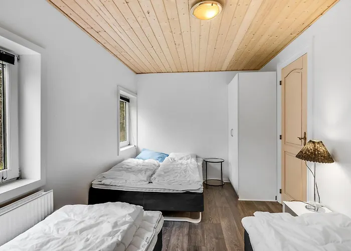 Large Pool House For 20 People, Where Hunting Is Allowed In The Adjacent Forest Brande