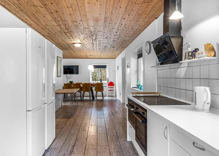 Large Pool House For 20 People, Where Hunting Is Allowed In The Adjacent Forest *